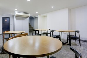 Dining - Super Townhouse Rohini Sector 18 (Delhi)