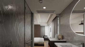 Quarto casal sênior, vista para a cidade | Banheiro | Produtos de toalete grátis, secador de cabelo, chinelos