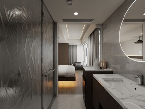 Habitación sénior doble, vistas a la ciudad | Baño | Artículos de higiene personal gratuitos, secador de pelo y zapatillas