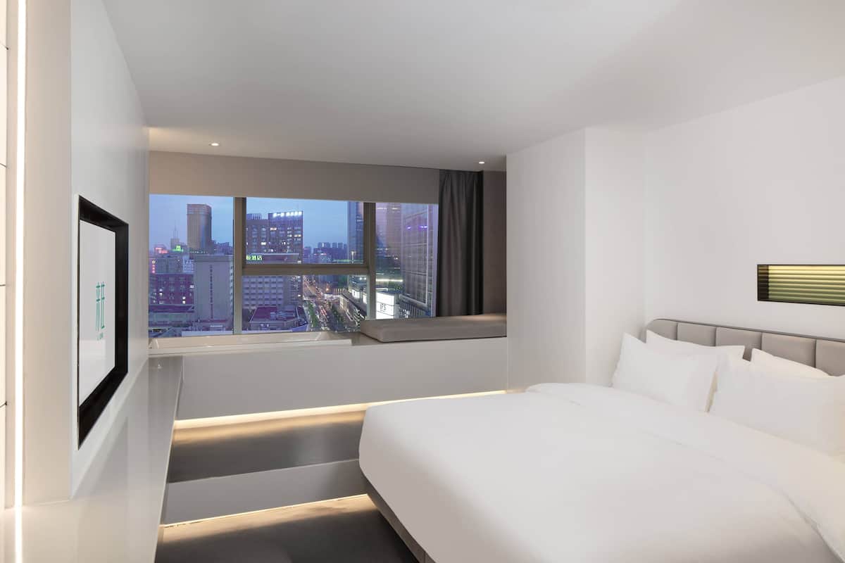 Chambre exclusive double ou avec lits jumeaux, vue sur la ville | Couette en duvet, bureau, rideaux dâobscurcissement