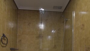 Une salle de bain avec une baignoire, des toilettes et une douche.