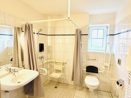 Quarto casal, acessível para pessoas com deficiência física, no piso térreo | Banheiro | Chuveiro, secador de cabelo, toalhas de banho, papel higiênico