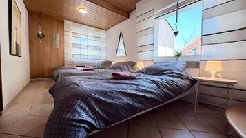 Iron/ironing board, WiFi, bed sheets