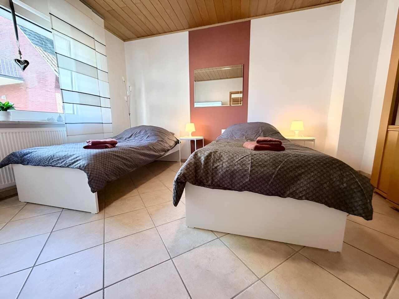 Tabla de planchar con plancha, wifi y ropa de cama 