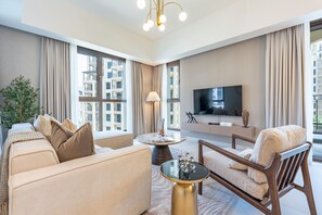 TV - Chic 2BR Retreat with Assistant Room, Short Minutes Drive to MOE and the Beach (Dubai)
