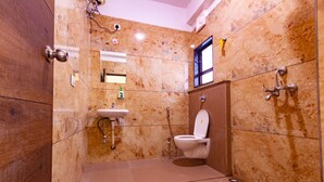 Un baño con lavamanos, inodoro y ducha.
