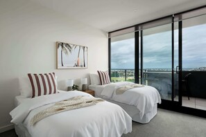 3 bedrooms, iron/ironing board, WiFi, bed sheets - Elevated 3BR Stay - Views, Amenities, Parking (Newcastle West)