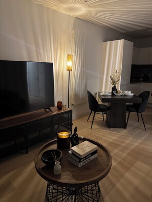 Dining - Modern 2BR Apartment near ExCeL, O2 & Canary Wharf (London)