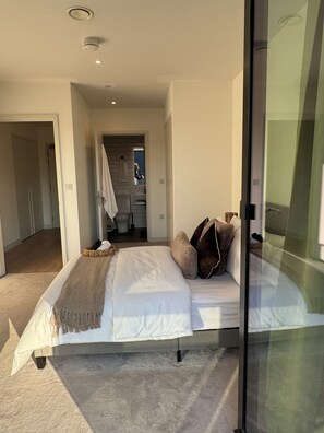 Room - Modern 2BR Apartment near ExCeL, O2 & Canary Wharf (London)