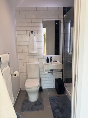 Bathroom - Modern 2BR Apartment near ExCeL, O2 & Canary Wharf (London)