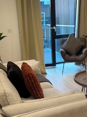 Living area - Modern 2BR Apartment near ExCeL, O2 & Canary Wharf (London)