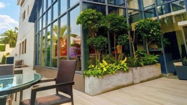 Outdoor dining - Imperial Swiss Garden  (Dhaka)