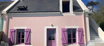 House with sea view 7' walk from downtown pier and 5' walk from beach