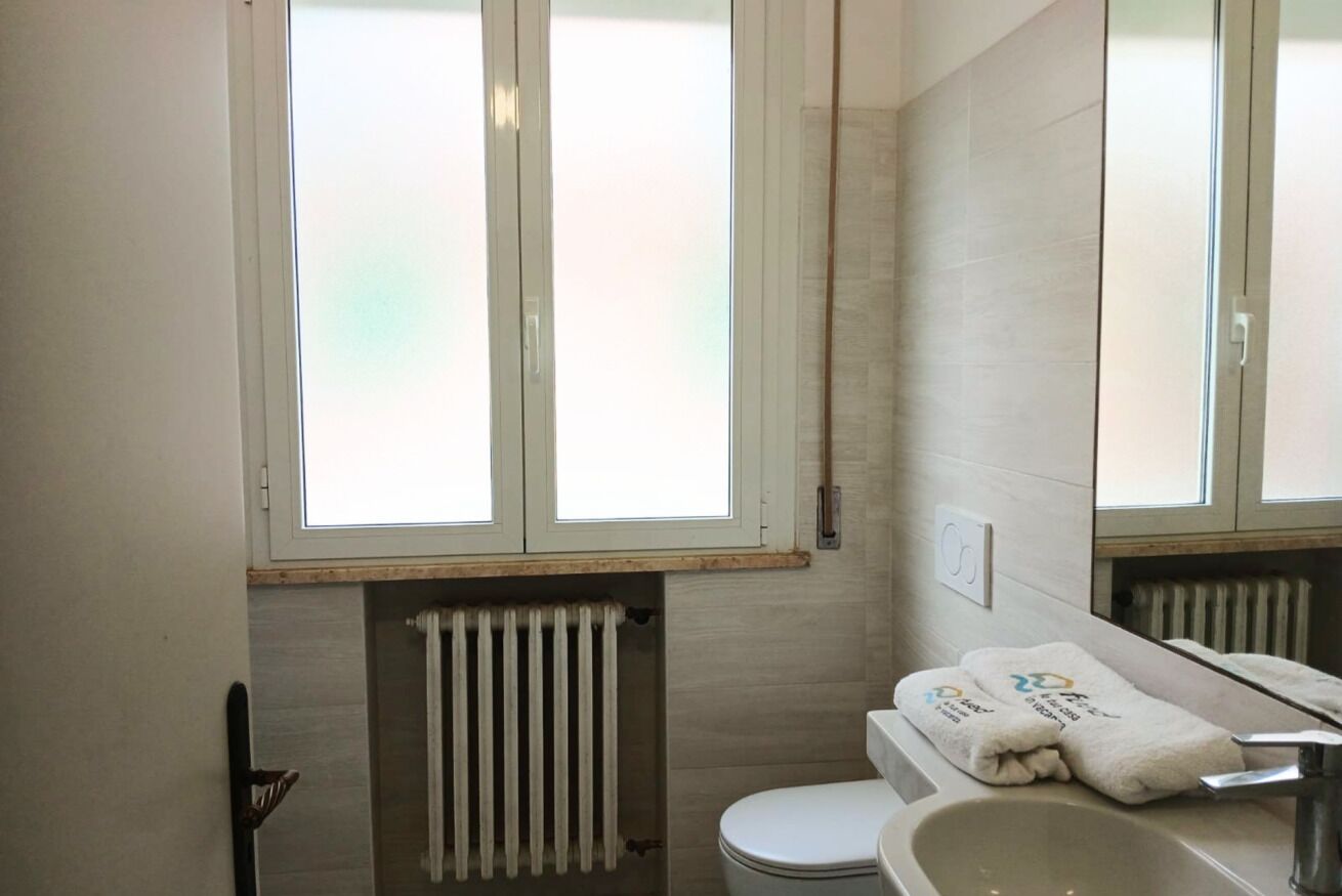 Douche, bidet, serviettes fournies