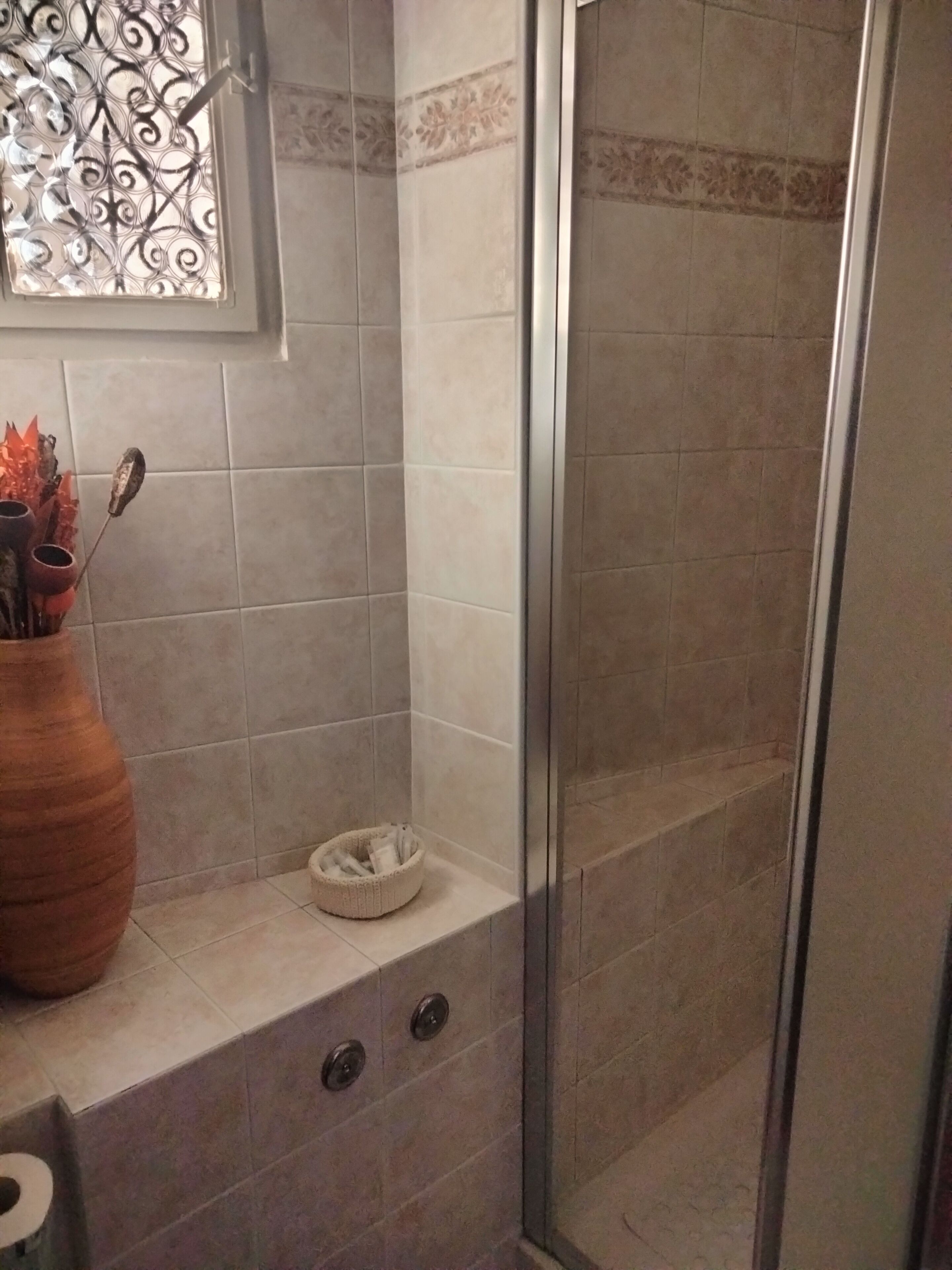 Douche, sèche-cheveux, bidet, serviettes fournies