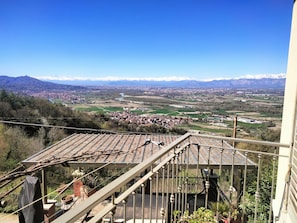 A balcony with a view of a town, mountains, and a river. - Quiet detached apartment in the historic center on the hillside with views (San Raffaele)