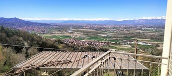 Quiet detached apartment in the historic center on the hillside with views