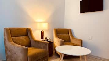 Deluxe Triple Room | Living area