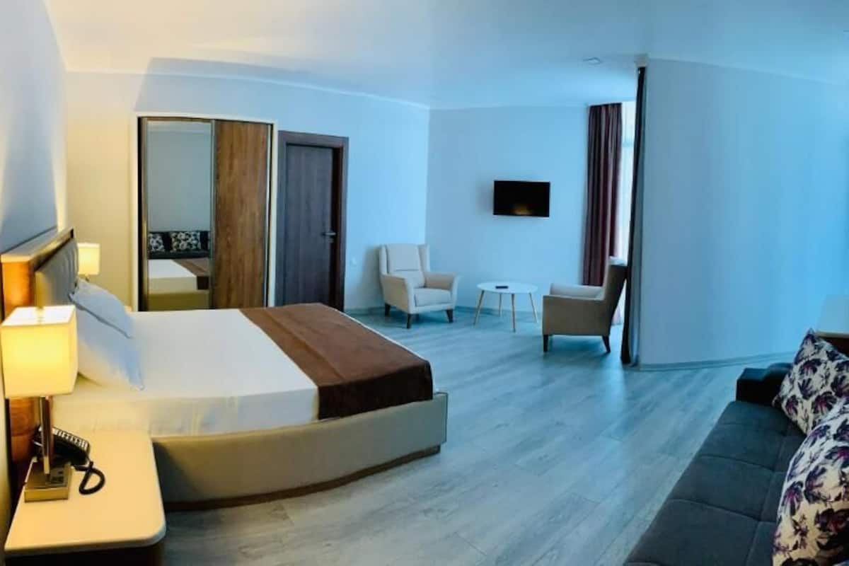 Deluxe Triple Room | In-room safe, desk, iron/ironing board, free WiFi