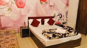 Hypo-allergenic bedding, desk, laptop workspace, free WiFi - HOTEL CORNER HOUSE - A Budget Stay Rooms (Ludhiana)