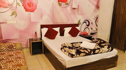 HOTEL CORNER HOUSE - A Budget Stay Rooms