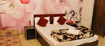 HOTEL CORNER HOUSE - A Budget Stay Rooms
