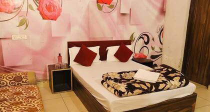 HOTEL CORNER HOUSE - A Budget Stay Rooms