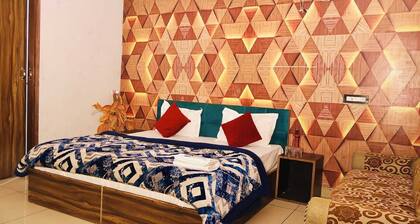 HOTEL CORNER HOUSE - A Budget Stay Rooms