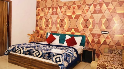 HOTEL CORNER HOUSE - A Budget Stay Rooms