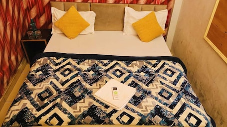 Hypo-allergenic bedding, desk, laptop workspace, free WiFi. HOTEL CORNER HOUSE - A Budget Stay Rooms