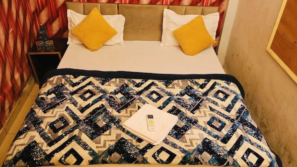 Hypo-allergenic bedding, desk, laptop workspace, free WiFi