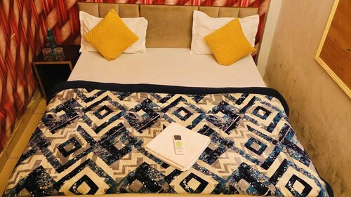 HOTEL CORNER HOUSE - A Budget Stay Rooms