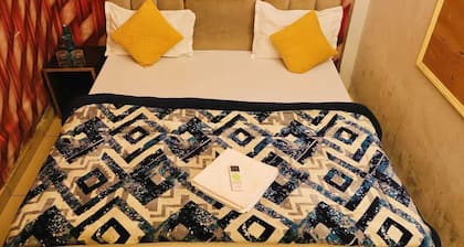 HOTEL CORNER HOUSE - A Budget Stay Rooms