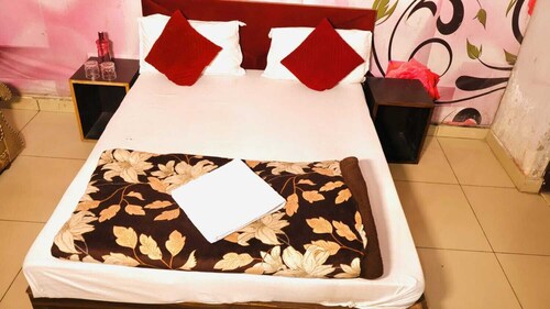 HOTEL CORNER HOUSE - A Budget Stay Rooms