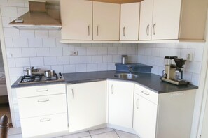 Private kitchen - Cosy holiday home for 4 guests in Callantsoog, near beach and centre. Features a south-facing enclosed garden, double bed and bunk bed. Ideal for families or couples. (Callantsoog)