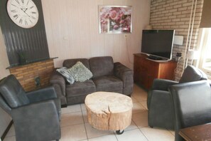 Living area - Cosy holiday home for 4 guests in Callantsoog, near beach and centre. Features a south-facing enclosed garden, double bed and bunk bed. Ideal for families or couples. (Callantsoog)