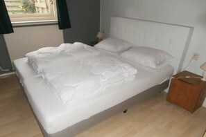 Room - Cosy holiday home for 4 guests in Callantsoog, near beach and centre. Features a south-facing enclosed garden, double bed and bunk bed. Ideal for families or couples. (Callantsoog)