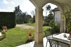 Outdoor dining - Charming vacation home with garden (Umag)