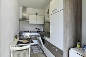 Fridge, oven, stovetop, dishwasher - Charming vacation home with garden (Umag)