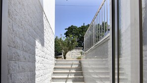 A modern staircase with a glass railing, leading to an outdoor area with a clear sky. - Relaxing villa with smart layout (Križine)