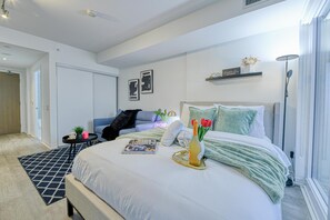 1 bedroom, iron/ironing board, WiFi, bed sheets - Elegant Toronto Studio w/ Sofa Bed in a Prime Location. Stay in Style! (Toronto)