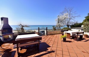 Outdoor dining - Cozy studio just a short walk from the beach (Zambratija)