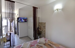 Internet, bed sheets - Compact studio stay with sea views and BBQ (Zambratija)