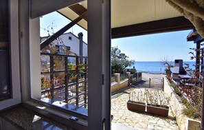 Interior - Compact studio stay with sea views and BBQ (Zambratija)