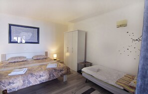 Internet, bed sheets - Sea-view studio in a quiet area (Zambratija)
