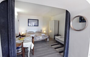 Internet, bed sheets - Sea-view studio in a quiet area (Zambratija)