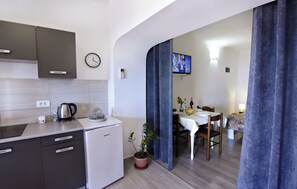 Fridge, stovetop, cookware/dishes/utensils - Sea-view studio in a quiet area (Zambratija)