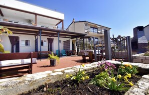 Outdoor dining - Cozy beachside retreat (Zambratija)
