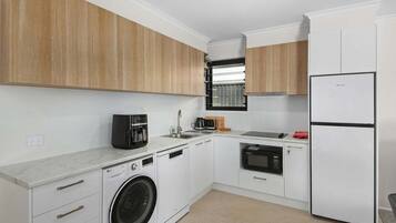 Fridge, microwave, dishwasher, cookware/dishes/utensils