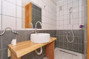 Shower, hair dryer, towels, soap - Serene 3-bedroom apartment with AC and a jacuzzi in charming Zadar (Zadar)